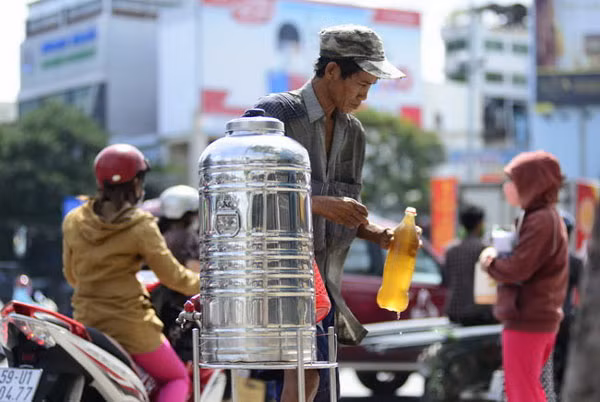 Sài Gòn luôn được nhiều người nhìn bằng con mắt đó là một thành phố tấp nập với nền kinh tế vô cùng phát triển và ai cũng phải "quay cuồng" với guồng quay mưu sinh mà quên đi tình người là gì. Tuy nhiên, bằng những hình ảnh rất bình dị, giới trẻ Sài Gòn tự hào thành phố mình đang sống không chỉ phát triển nhanh mà vẫn còn đó những hình ảnh hết sức đẹp và đầy ắp tình người.
