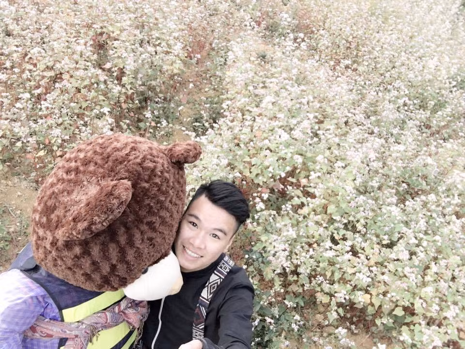 Trên đoạn đường hơn 300 km về Hà Giang, Xuân Sơn đã cùng chú gấu của mình ghé thăm rất nhiều những địa điểm nổi tiếng như: Cổng trời Quản Bạ, đồi thông Yên Minh, Mã Pì Lèng, cột cờ Lũng Cú bằng chiếc xe máy Exciter, cuộc hành trình 2 ngày 1 đêm đã giúp Xuân Sơn có những trải nghiệm không thể nào quên.