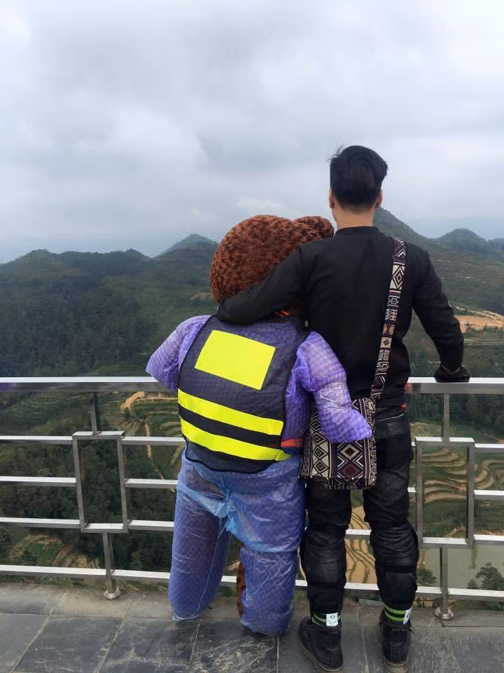 Tuy nhiên, trong chuyến phượt đặc biệt này, tên tuổi của phượt thủ ôm gấu bông du lịch Hà Giang được mọi người chú ý đặc biệt.