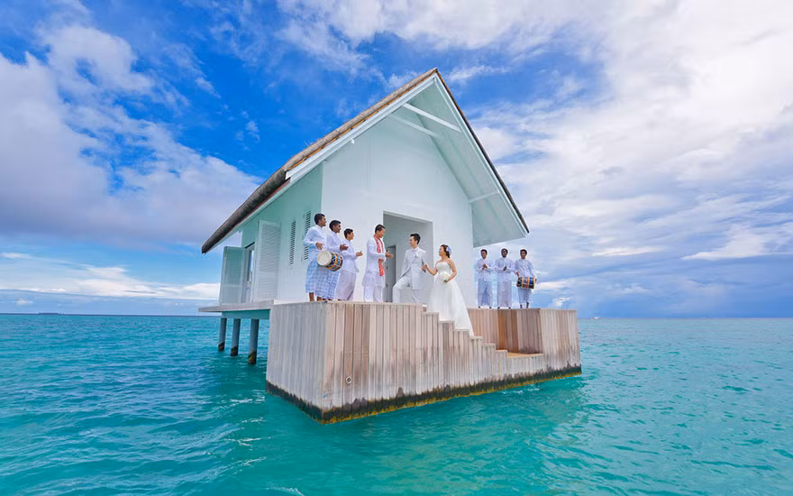 Cụ thể hôn lễ đặc biệt của cặp đôi trên được tổ chức trên đảo Landaa Giravaru nơi trở thành địa điểm yêu thích của các cặp đôi để tổ chức lễ cưới và những dịp kỉ niệm đặc biệt bởi vẻ đẹp hoang sơ của hòn đảo nổi này.