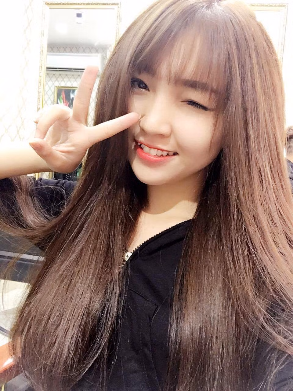 Yuri Cẩm Tú có tên thật là Nguyễn Thoại Cẩm Tú, sinh năm 1995. Cô nàng này đã biết đến Liên minh huyền thoại từ năm 2013, tính đến nay đã là 5 năm gắn bó.