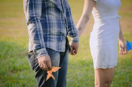 Nhìn Trang cười rạng rỡ trong bộ váy trắng, bên những chú hạc giấy màu xanh đỏ cùng những vết bầm tím in hằn trên hai cánh tay do những lần xuất huyết máu, không ít người phải bật khóc vì xúc động.