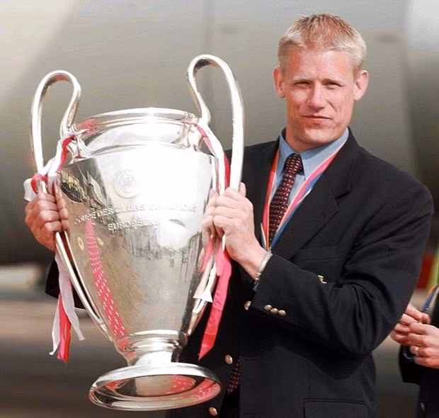 Thủ môn huyền thoại của Man United là Peter Schmeichel. Thủ môn người Đan Mạch thi đấu cho CLB thành Manchester từ năm 1991 – 1999 với 393 trận và 1 bàn thắng. Bên cạnh đó, Peter Schmeichel còn có 5 chức vô địch Ngoại hạng Anh, 3 FA Cup, 1 League Cup và 1 Champions League cùng Man United.