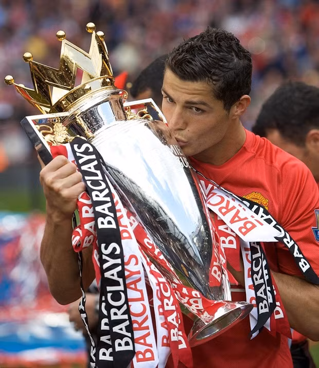 Dù Cris Ronaldo đang là cầu thủ hay nhất thế giới trong những năm qua nhưng trong những học trò thành công với HLV có biệt danh “Ngài máy sấy” thì Cris Ronaldo chỉ đứng thứ ba. Siêu sao người Bồ Đào Nha này phục vụ Man United 2003 – 2009 với 292 trận và 118 bàn. CR7 cùng với “Quỷ đỏ” thành Manchester giành 3 chức vô địch Ngoại hạng Anh, 1 FA Cup, 1 Champions League và 1 FIFA Club World Cup.