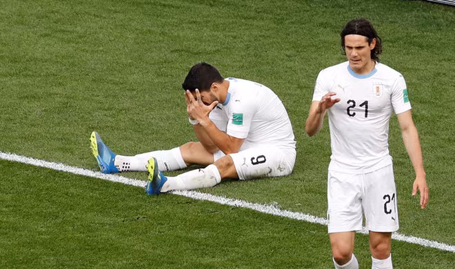 Trong khi Suarez vô duyên trên hàng công thì đối tác của anh là Cavani cũng không khá khẩm hơn. Khi thì cầu thủ của CLB PSG sút quá nhẹ, khi thì pha dứt điểm của anh lại bị thủ môn El-Shenawy từ chối bằng pha bay người quá đẹp.