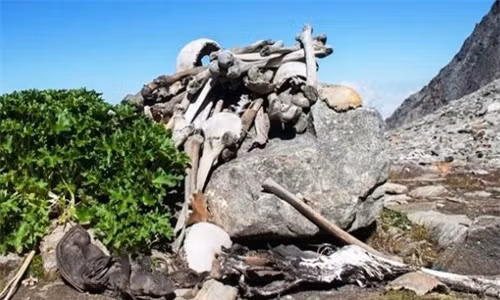 Hồ xương người ở Roopkund, Ấn Độ là nơi các chuyên gia phát hiện 200 bộ xương người khi hồ băng tan chảy. Những bộ xương này được bảo quản khá tốt. Cho đến nay, giới chuyên gia chưa tìm hiểu được tại sao có nhiều hài cốt ở trong hồ như vậy.