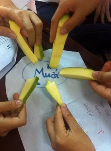 Đôi lúc vặt trộm được quả xoài nhưng vì không có muối chấm nên các bạn sinh viên đã nghĩ ra cách tạo ra muối bằng việc viết nó lên giấy.