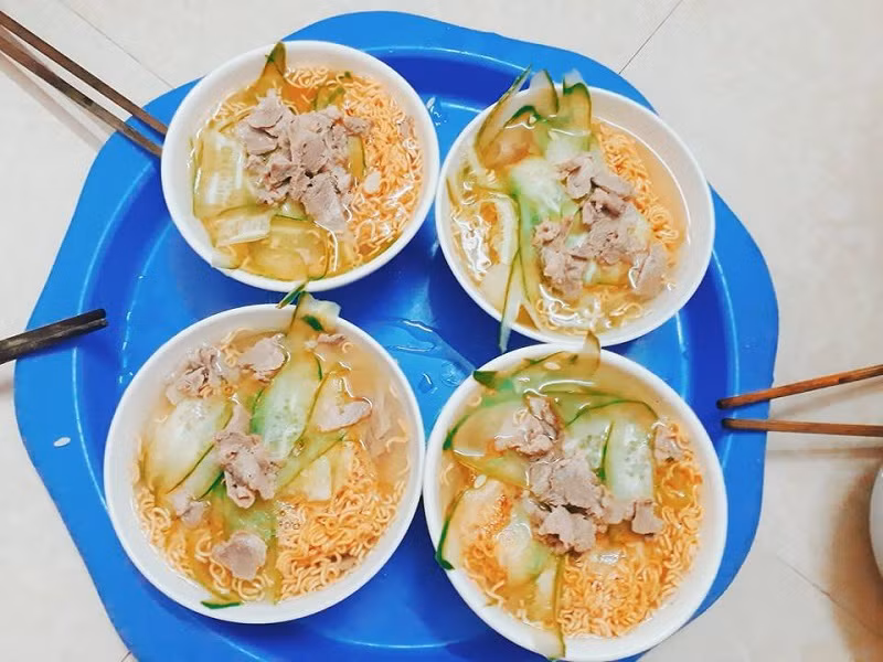 Khi còn là sinh viên đa phần các bạn trẻ đều phụ thuộc vào nguồn tiền chu cấp từ gia đình. Thu nhập ổn định lại có rất nhiều thứ phải chi, nên "nỗi ám ảnh" ăn mì tôm cuối tháng lại càng thêm thê thảm.
