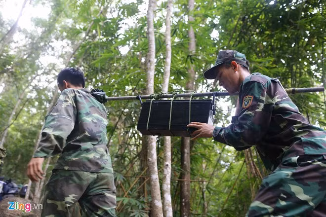 Khoảng 5h30 sáng, tại chùa Kim Liên (xã Tóc Tiên, huyện Tân Thành), ngay dưới chân núi Dinh, các đội hình chiến sĩ quân đội, dân quân, người dân địa phương làm nhiệm vụ tìm kiếm, cứu nạn máy bay trực thăng EC-130 đã sẵn sàng các phương tiện, máy móc để tìm kiếm trực thăng.