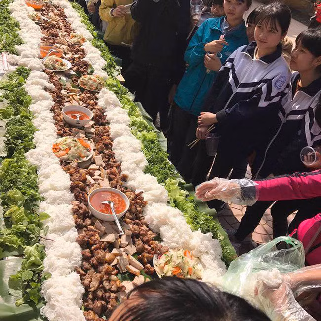 Mới đây, các cư dân mạng đã có dịp sửng sốt, thích thú và ngạc nhiên không nói thành lời khi xem đoạn clip ghi lại cảnh các bạn học sinh được cho là của trường THPT Lục Ngạn số 1 (Bắc Giang) tự tay chế biến một mâm cỗ bún chả khổng lồ, dài 6m trong buổi tiệc ăn tất niên khiến ai cũng phải choáng váng.