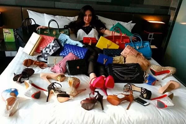 Kim từng cho biết cô rất thích dùng đồ mang thương hiệu Christian Louboutin và Chanel. Người đẹp khoe có khoảng 80 đôi giày hiệu Christian Louboutin và 40 chiếc túi xách hiệu Chanel.