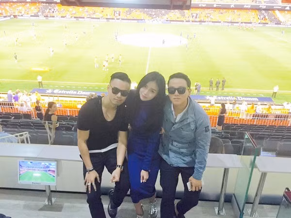 Ái nữ Singapore - Kim Lim là cái tên không quá xa lại với hội con nhà giàu châu Á. Mới đây, nhiều người đã tỏ ra bất ngờ khi phát hiện thông tin cô và thiếu gia Tân Hoàng Minh là Denis Do còn là bạn rất thân với nhau.