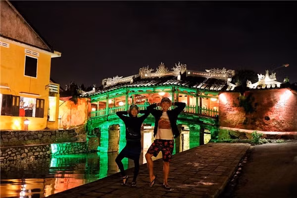 Ở những địa điểm mình đi qua, cặp đôi này đều chụp hình kỉ niệm, ghi lại khoảnh khắc vô cùng đáng yêu. Nhìn vào cách chụp ảnh của Choi Dong Hee – Kim Euijieong tưởng rằng khá nhàm chán nhưng thực sự nó đã mang luồng gió mới tới cho dân mạng.