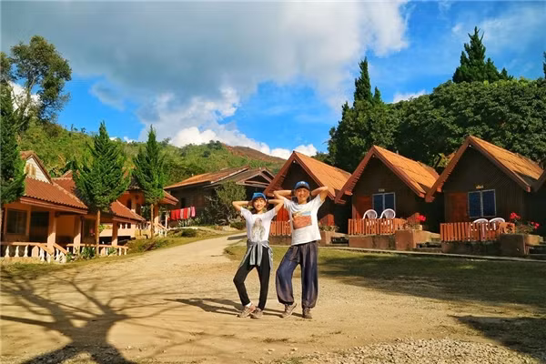Cặp đôi người Hàn Quốc nói trên có tên là Choi Dong Hee hiện 30 tuổi, đang làm việc trong ngành thiết kế thời trang, còn cô nàng Kim Euijieong năm nay 29 tuổi, làm về ẩm thực.
