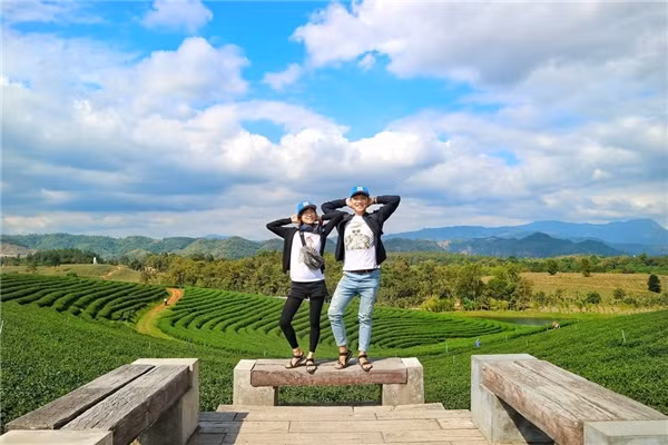 Không cầu kì trong trang phục, cũng chẳng phải là màu ảnh, hay phong cảnh thật xuất sắc, chỉ đơn giản với 1 kiểu tạo dáng tại tất cả những nơi họ từng đi qua, bộ ảnh của Choi Dong Hee – Kim Euijieong cũng đủ làm giới trẻ cảm thấy thú vị.