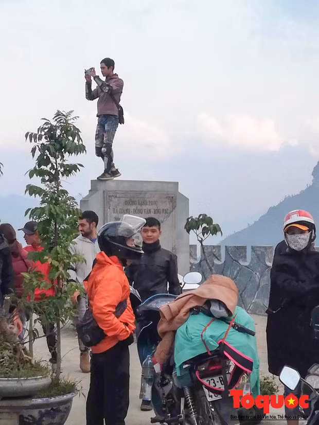 Sự vô duyên và thiếu ý thức của các nhóm phượt thủ cũng là tác nhân khiến Mã Pì Lèng ngày một xuống cấp.
