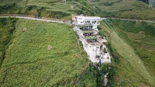 Cụ thể, nhà báo Trần Đăng Tuấn cho biết, công trình khách sạn có tên Mã Pì Lèng Panorama khiến cho quang cảnh thiên nhiên vô cùng kì thú ở một trong tứ đại danh đèo ở miền Bắc bị phá vỡ.