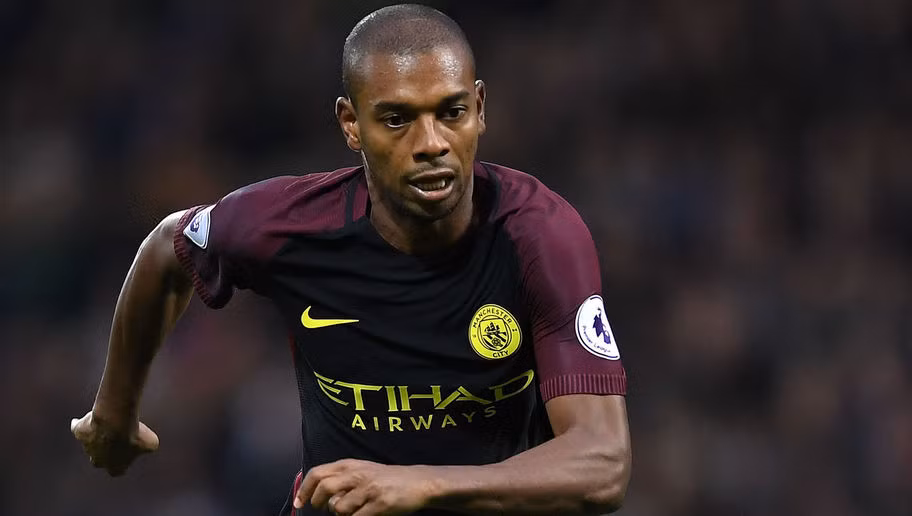 Xếp sau Jordan Henderson trong khoản chuyền bóng tốt nhất giải đấu cao nhất xứ sở Sương Mù là tiền vệ Fernandinho của Manchester City. Cầu thủ này đã có 733 đường chuyền, đạt tỷ lệ thành công lên tới 73,3%.