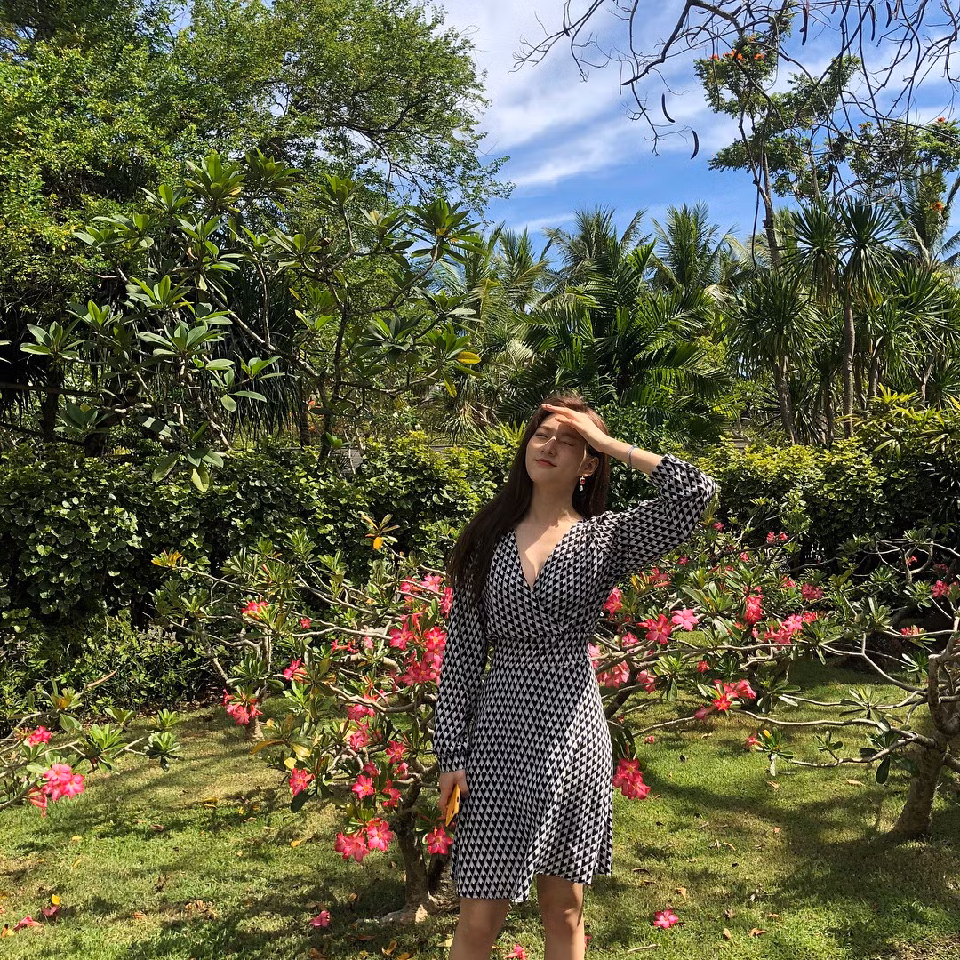 Trong hình, dù đã diện váy xuông khá rộng nhưng Kim Sae Ron vẫn khoe vòng một đẫy đà ở tuổi 18.