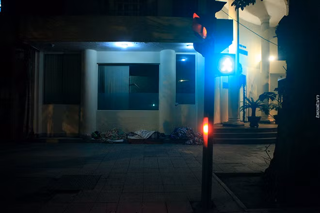 Những ngày qua, người dân Hà Nội phải trải qua cái rét "cắt da cắt thịt", khi nhiệt độ chỉ giao động từ 10 - 13 độ C. Buổi tối, đa phần người dân đều ở trong nhà, hạn chế ra ngoài để giữ ấm nhưng vẫn còn đó những mảnh đời phải rơi vào cảnh màn trời chiếu đất. Ảnh trong bài: BEAT/Hóng Fanpage.