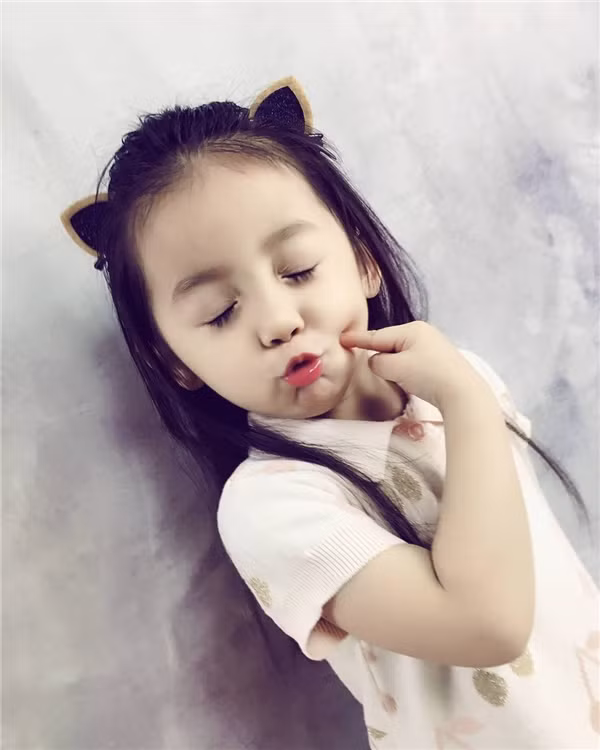Hiện tại Jia Xin đã có trang cá nhân riêng và được bố mẹ liên tục cập nhật hình ảnh. Sau ít thời gian lập, trang cá nhân của cô bé 3 tuổi Trung Quốc này đã tăng lượng người theo dõi chóng mặt.