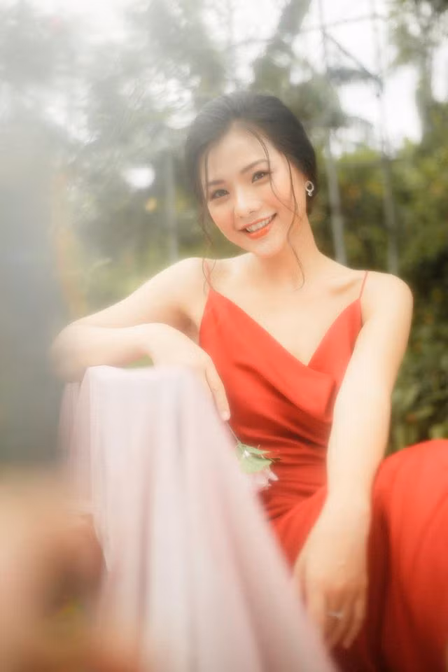 Khi nhắc đến chuyện tình yêu, Ngân bộc bạch: "Mình nghĩ chuyện tình cảm là do duyên số, khi duyên hết không ai ép buộc được ai và khi duyên đến thì không ai chối từ được. Cứ từ từ rồi mình sẽ gặp được người thực sự thuộc về mình, cho đến lúc ấy thì bây giờ mình thấy cuộc sống độc thân chẳng có vấn đề gì cả".