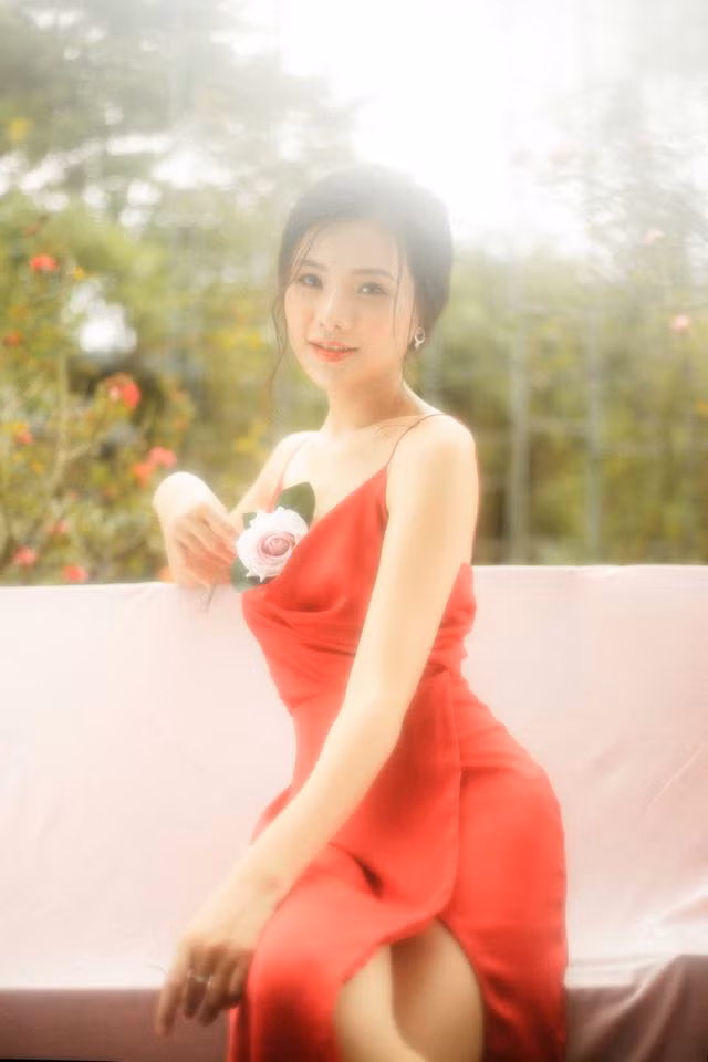Hiện tại, Lê Song Ngân đang làm việc trong một ngân hàng tại Hà Nội. Ngân cảm thấy công việc này giúp cô học hỏi thêm nhiều điều, trau dồi kỹ năng giao tiếp với khách hàng và bồi dưỡng kiến thức chuyên môn.