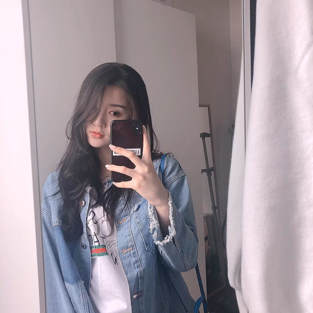 @mchi_2 sở hữu vẻ đẹp cực hút hồn. Cô nàng này nhẹ nhàng, dịu dàng với mái tóc đen dài cùng góc nghiêng siêu đỉnh.