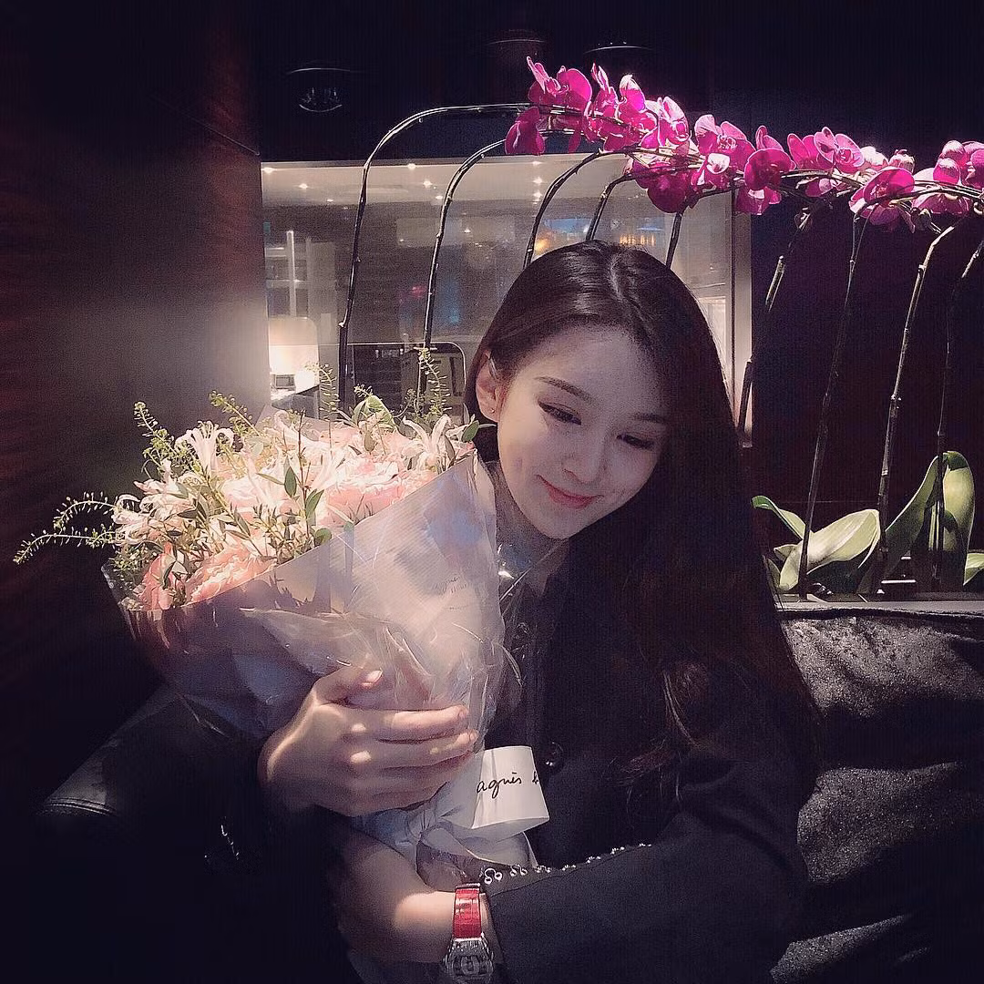 "Nữ thần ảnh thẻ" còn rất thích nuôi mèo nên 1/3 ảnh trên Instagram của cô nàng này chính là ảnh của chú mèo cưng