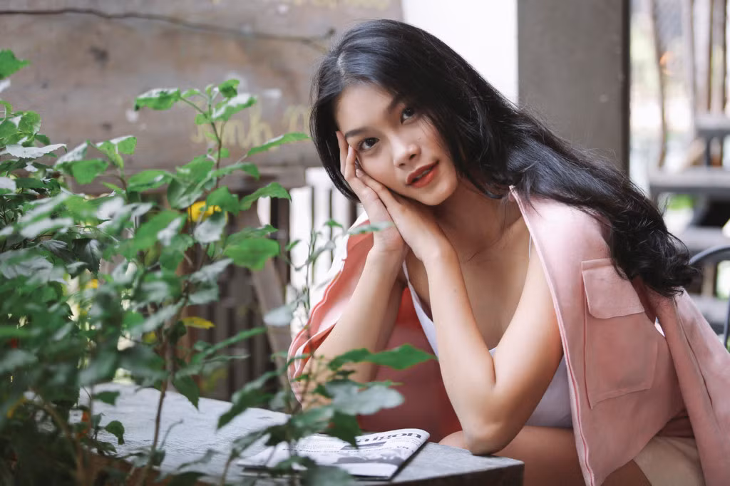 Thanh Tú cũng chia sẻ thêm rằng cô theo mẹ đến trường quay từ nhỏ nên rất đam mê diễn xuất và nhờ đóng phim, cô càng thương mẹ hơn khi biết những khó khăn mà các diễn viên phải trải qua.