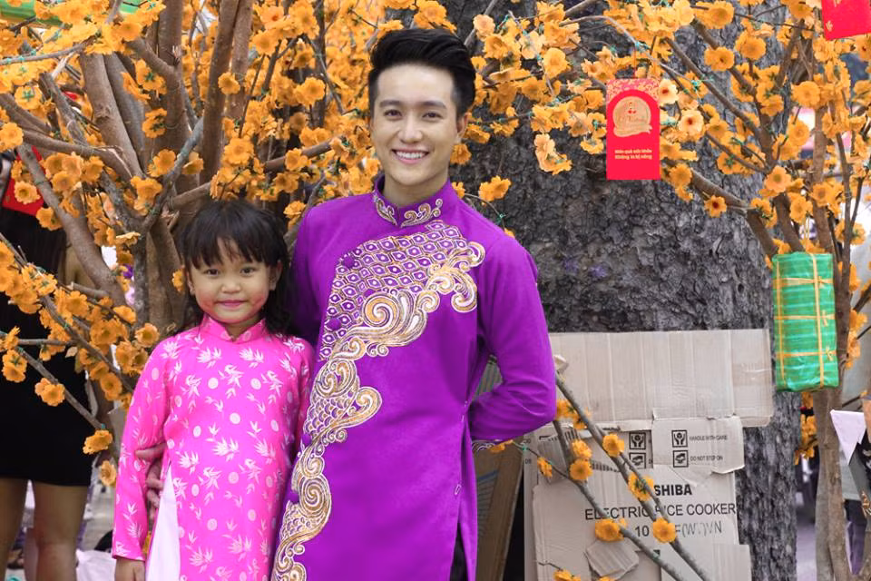 Nếu khi là con trai, Lê Khang có gương mặt khá bắt mắt và hình thể 6 múi vô cùng nam tính.