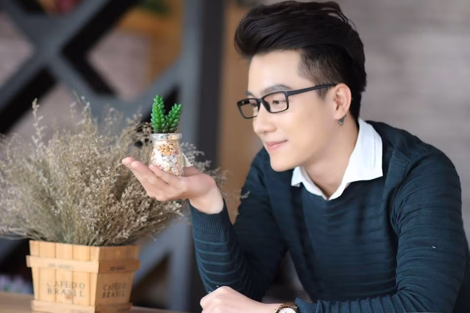 Trên trang cá nhân của mình, Lê Khang cũng chia sẻ một vài clip ghi lại quá trình trang điểm "biến hóa" từ nam thành nữ.