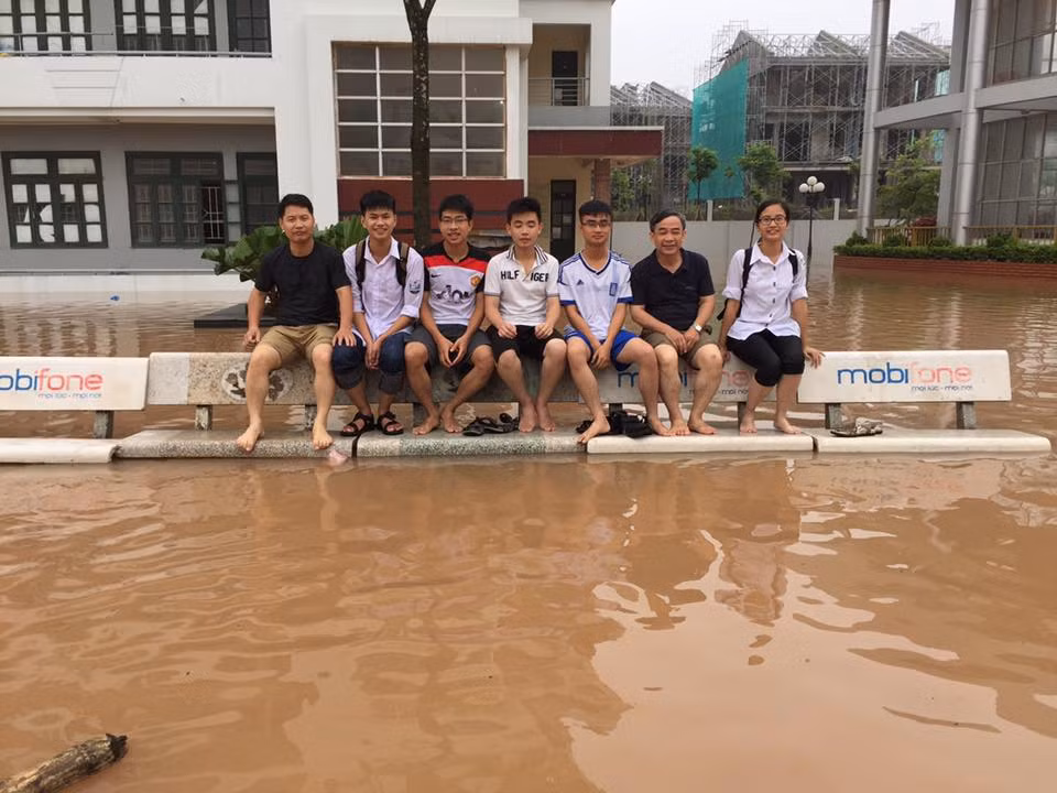 Ngồi hòng mát giữa một biển nước ngay tại sân trường là thú vui khá tiêu khiển của các sinh viên.