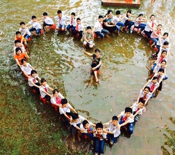 Còn trước đây, nhanh thủ lúc sân trường "õng nước" cô, trò của trường tiểu Hòa Xá (Ứng Hòa, Hà Nội) đã tranh thủ ghi lại những bức ảnh kỉ yếu.