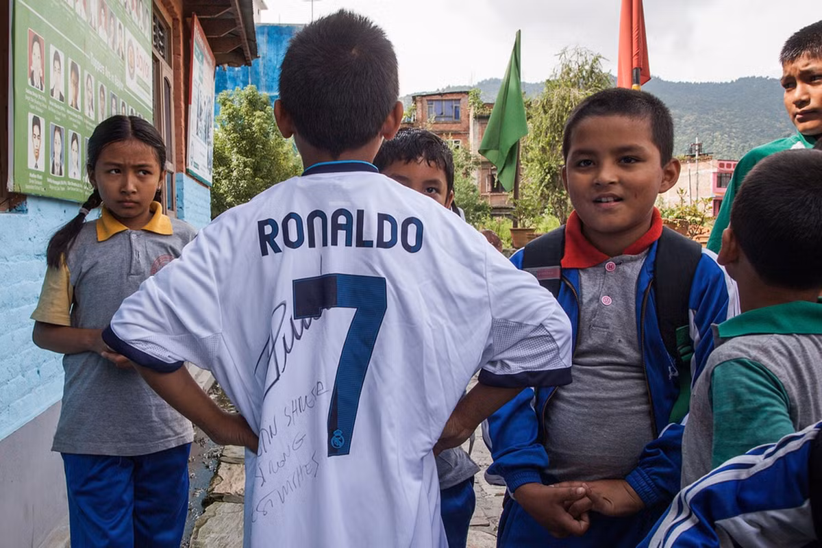Gần như ngay lập tức, CR7 đã đi tìm chiếc áo đấu của mình để ký tặng lên đó và không quên kèm theo những lời chúc tốt đẹp cho cậu bé may mắn Jetin.