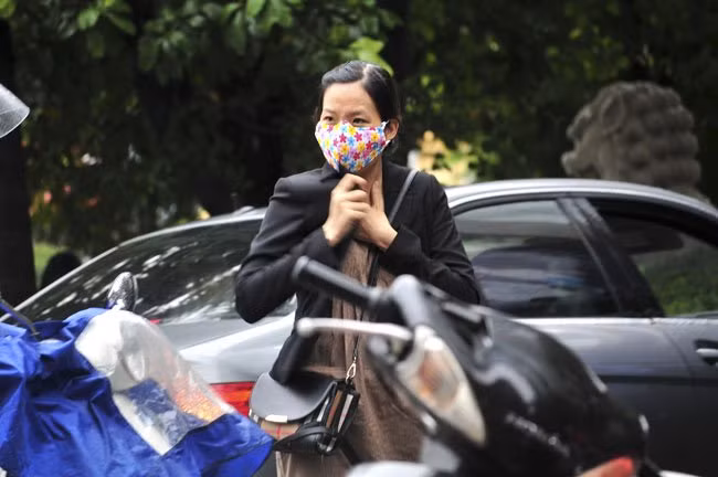Người dân khi ra đường có thể cảm nhận được rõ cái lạnh của mùa thu Hà Nội.