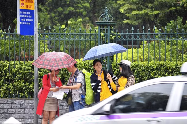 Một vài hành khách đợi xe buýt trên đường Tôn Đức Thắng (Đống Đa) đang ngóng chờ xe tới.