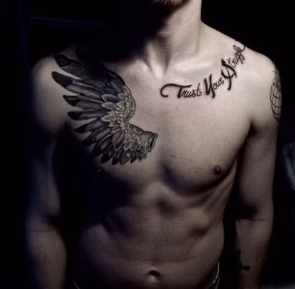 Những mẫu tattoo cánh chim, đại bàng đặc biệt phù hợp với những người có dáng người to cao, cơ bắp và có vòng ngực nở.