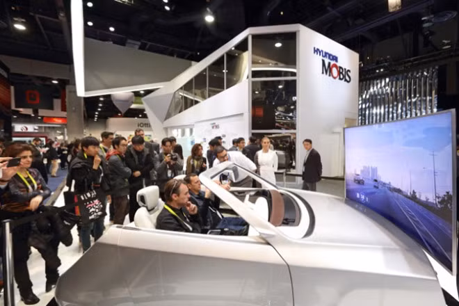 Mobis công ty con của Hyundai giới thiệu hệ thống Autonomous Driving Interior hướng đến những mẫu xe tự lái Hyundai cấp 4 và 5. Cụ thể, những xe được trang bị hệ thống này tích hợp loại kính chắn gió có khả năng biến thành màn hình cảm ứng hiển thị thông tin xe và dịch vụ giải trí. Bên cạnh đó, kính có khả năng theo dõi mắt của hành khách để tắt/bật đèn hay điều chỉnh nhiệt độ.