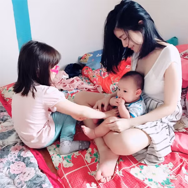 Sau khi những bức ảnh vừa cho con bú vừa selfie được lan truyền, Yu En đã trở thành cái tên khá nổi tiếng trên mạng xã hội Instagram khi tài khoản cá nhân của cô thu hút tới 23 nghìn người theo dõi.