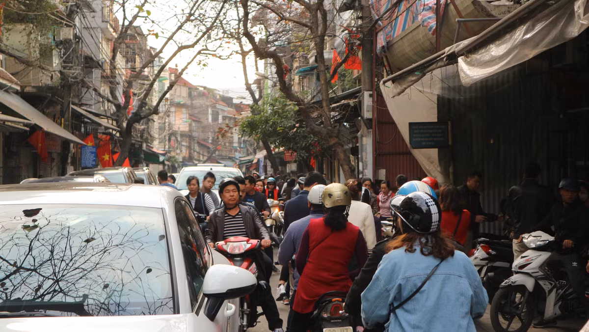 Trong phố cổ, cảnh ùn ứ cũng diễn ra đặc biệt là tại nơi có những đình, chùa miếu mạo.