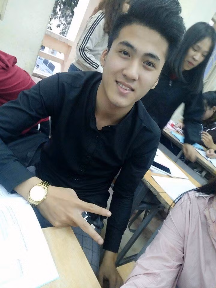 Truy tìm vào trang cá nhân của Hữu Thái, nhiều chị em còn bất ngờ hơn khi anh chàng này liên tục xuất hiện với trang phục bảnh bao theo phong cách Hàn Quốc với áo sơ mi đen, giày tây và quần âu.
