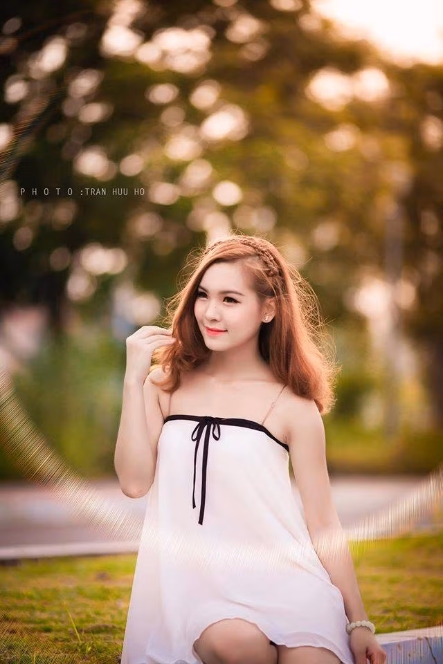Rất nhiều bạn trẻ ngưỡng mộ và say đắm nhan sắc của cô hot girl miền đất Tổ mang hình mẫu của người con gái thời hiện đại với những nét đẹp nhẹ nhàng và trong trẻo.