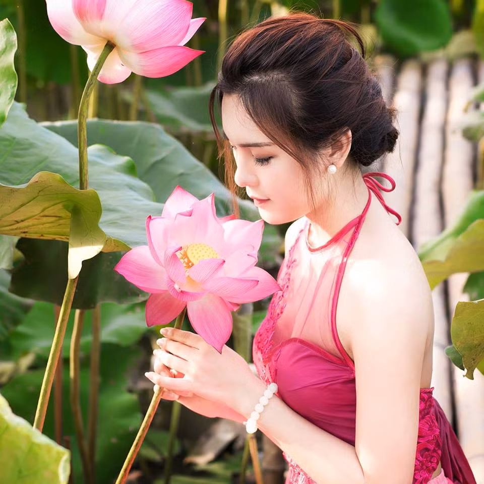 Sở hữu chiều cao ấn tượng 1m70, làn da trắng mịn màng, đôi môi hồng thắm quyến rũ và đôi mắt hút hồn có chiều sâu... là lợi thế giúp Phương Thu mạnh dạn bước vào những cuộc thi nhan sắc từ khi còn trên ghế nhà trường.