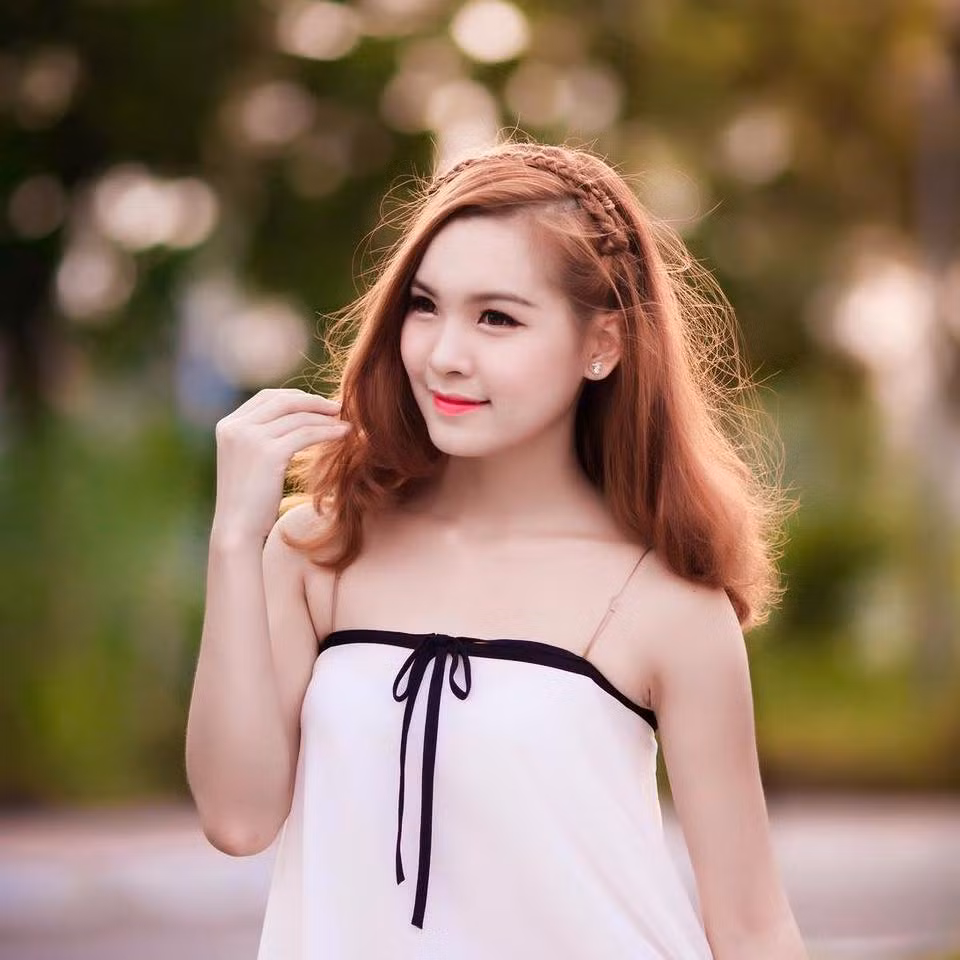 Hot girl Phú Thọ - Phương Thu từng đoạt giải cao trong các cuộc thi sắc đẹp như giải Á khôi nữ sinh Việt Nam 2012, Top 10 Đại sứ Nhân ái được Hội Nhà báo Việt Nam bình chọn, Top 10 cuộc thi Press Beauty - Tài sắc nữ sinh Báo chí 2014, Top 22 miss ngôi sao.