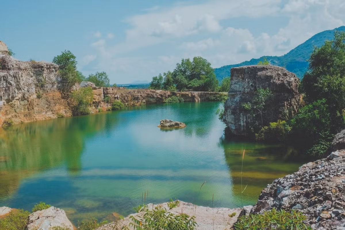 Mặt hồ trong đến nỗi như là tấm kính phản chiếu cho cảnh vật xung quanh. Màu xanh ngắt của cỏ cây hòa quyện vào màu xanh ngọc bích của bầu trời tạo nên quang cảnh hùng vĩ, đẹp đến diệu kỳ.