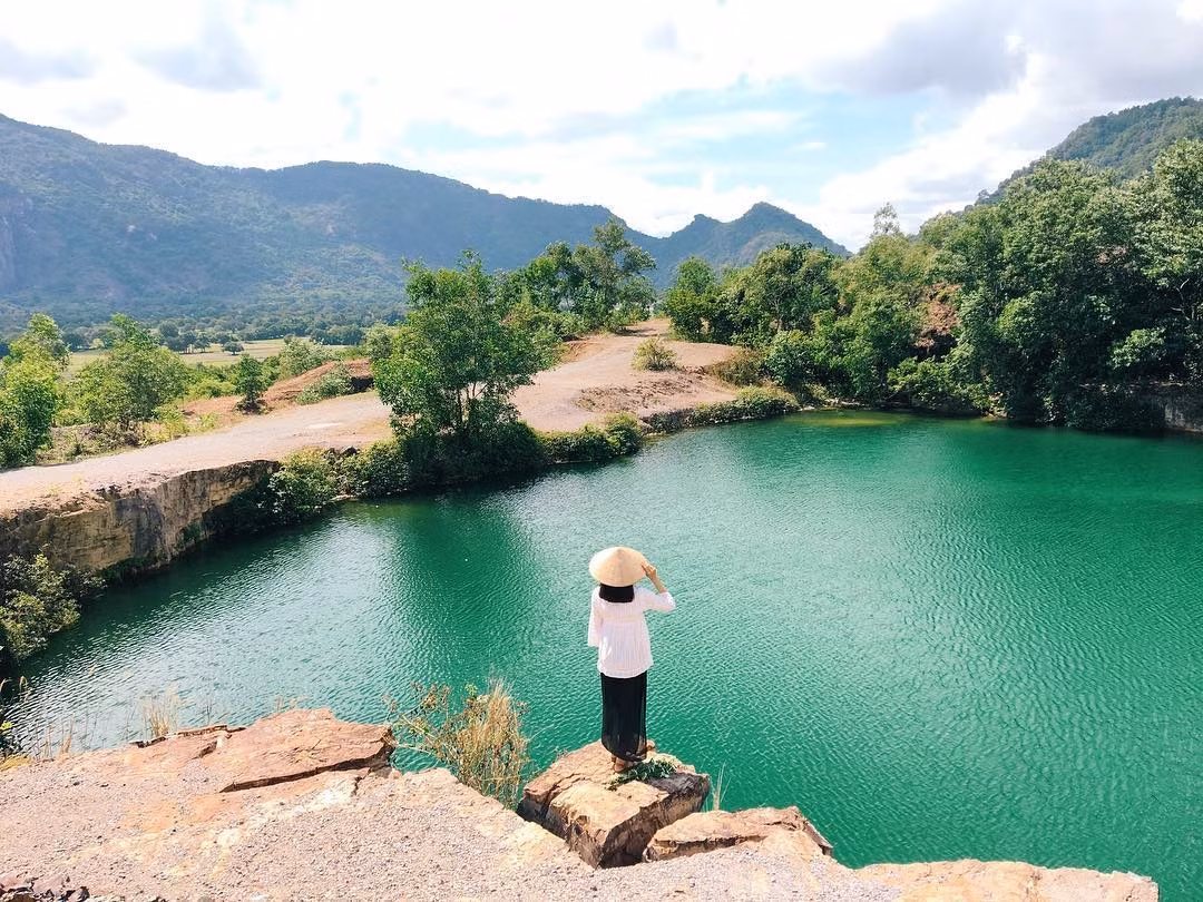 Hồ Tà Pạ nằm trên đồi Tà Pạ hay còn gọi là núi Tà Pạ (thuộc xã Núi Tô, huyện Tri Tôn, tỉnh An Giang) là một trong bảy núi với tên gọi Thất Sơn nổi tiếng.