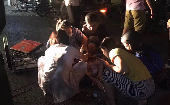 Ngay khi nhận tin báo, các cơ quan chức năng đã vào cuộc và kẻ thủ ác đã bị bắt giam. Đó là Phạm Quang V. (SN 1994, quê Tứ Kỳ, Hải Dương). Còn nạn nhân là chị T. (SN 1993, quê Hưng Yên; hiện tạm trú tại quận Hai Bà Trưng, Hà Nội). Chị T và V đã yêu nhau được khoảng 5 năm. Đến năm 2016, hai người chia tay. Thời gian gần đây, V. liên tục nhắn tin đe dọa người yêu cũ.