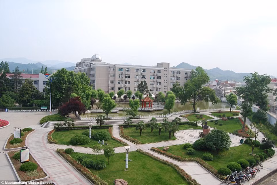 Khuôn viên trường ở Mao Thản Xưởng được đầu tư không kém so với các trường đại học tại Mỹ.