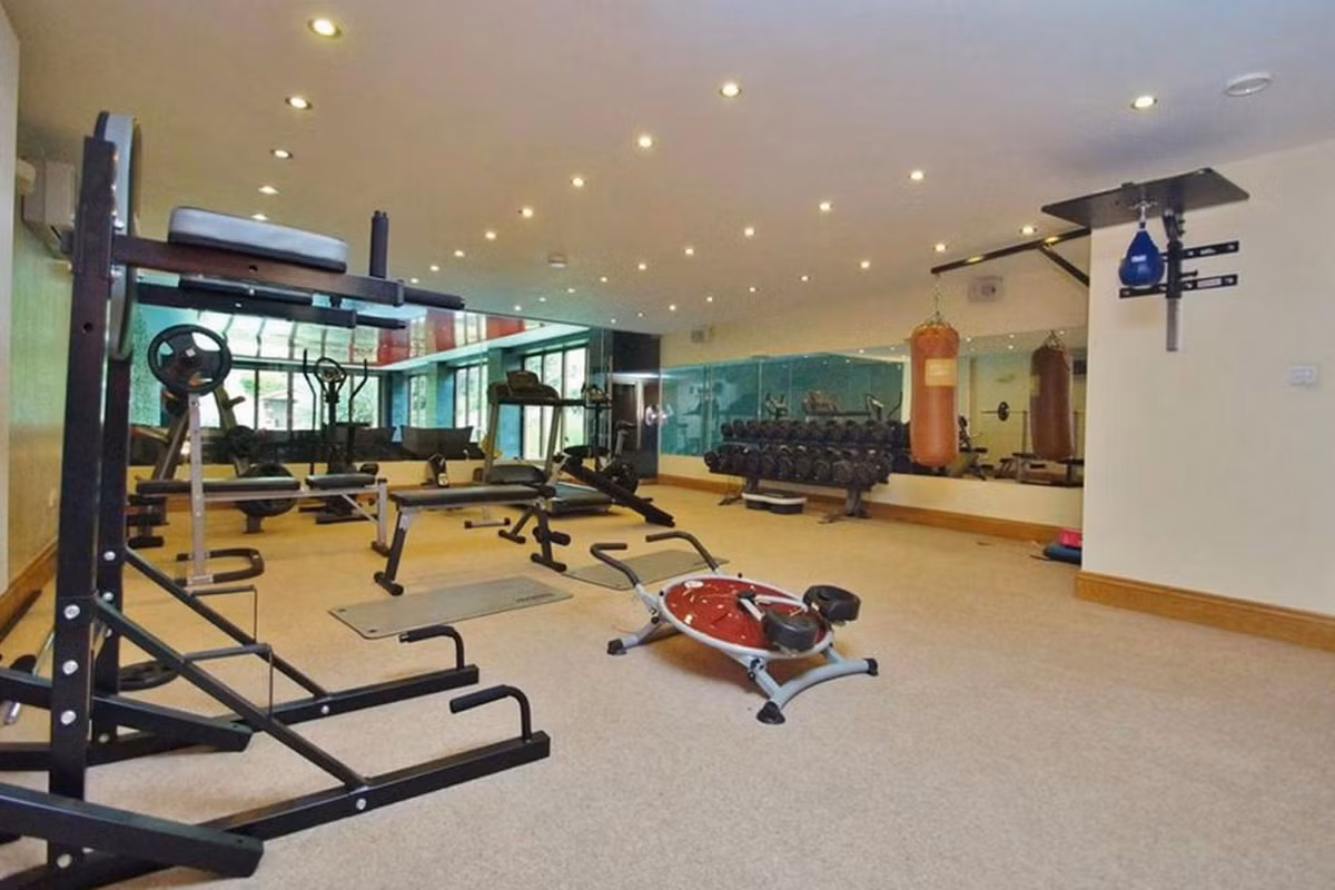 Phòng tập gym trong nhà của Sterling.